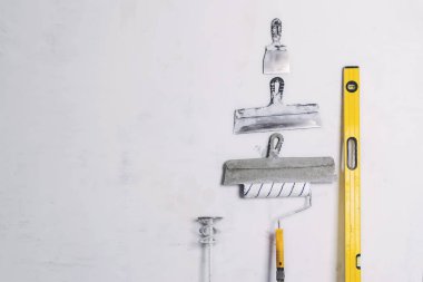 İnşaat araçları: bina seviyesi, boyama için plaka, elektrikli mikser için spiral meme ve sıvalı bir duvar üzerinde macun bıçaklar. Onarım iş konsepti. Kopyalama alanı