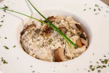 yakın bir yukarıya-in kekik ile mantarlı risotto garnitür