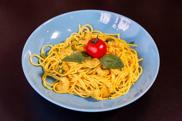 Espaguetis Amarillos Con Gambas Tomate Cherry Albahaca Plato Azul Sobre — Foto de Stock