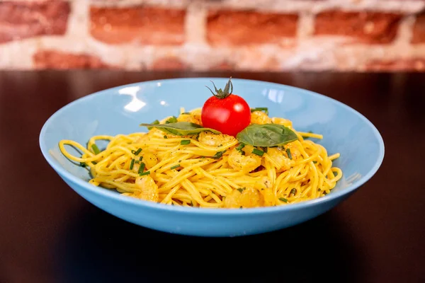 Espaguetis Amarillos Con Gambas Tomate Cherry Albahaca Plato Azul Sobre — Foto de Stock