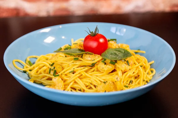Primer Plano Espaguetis Amarillos Con Gambas Tomate Cherry Albahaca Plato — Foto de Stock
