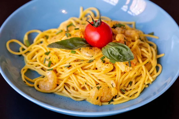 Primer Plano Espaguetis Amarillos Con Gambas Tomate Cherry Albahaca Plato — Foto de Stock