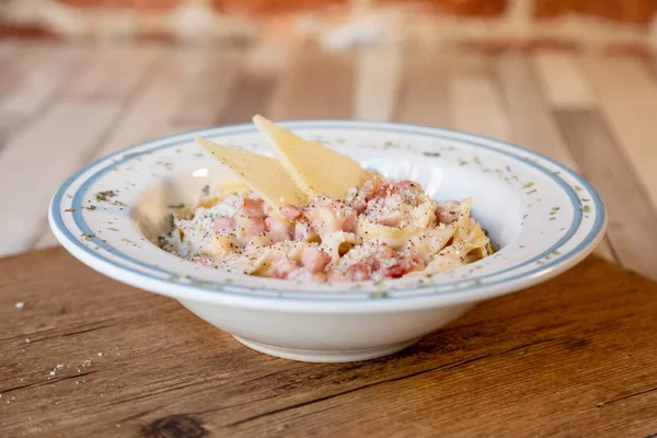 Plato Espaguetis Carbonara Sobre Una Mesa Madera Con Queso Tocino — Foto de Stock