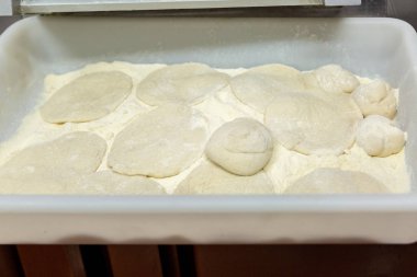 Lokanta mutfağı un ile ham yuvarlak kütlesi ile içinde bir tepsi