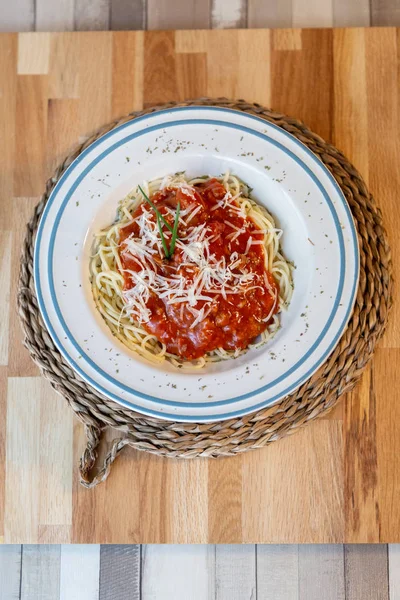 意大利面意大利面的鸟图 番茄酱 肉和奶酪 放在木桌上 准备吃 — 图库照片