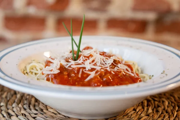 Vista Lateral Espaguetis Boloñeses Con Salsa Tomate Carne Queso Una — Foto de Stock