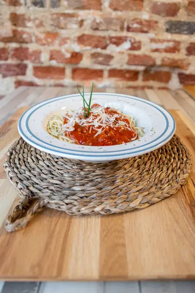 Espaguetis Boloñeses Con Salsa Tomate Carne Queso Una Mesa Madera — Foto de Stock