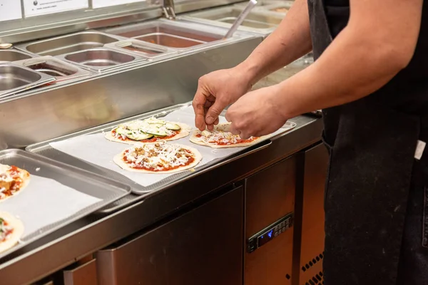 Mani Chef Aggiungono Ingredienti Una Pizza Una Cucina Ristorante Vassoio — Foto Stock