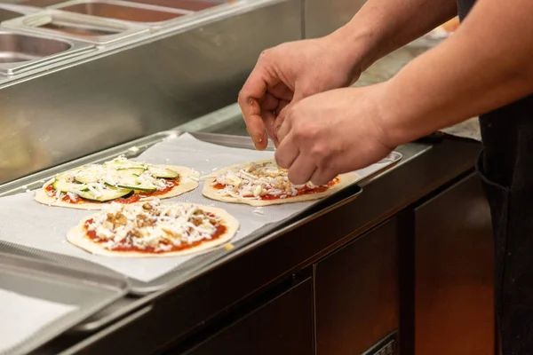 Primo Piano Mani Chef Che Aggiungono Ingredienti Una Pizza Una — Foto Stock