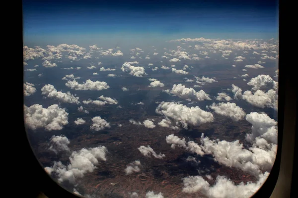 Wolken Uit Een Vliegtuig Venster Het Bruin Land Van Bovenaf — Stockfoto