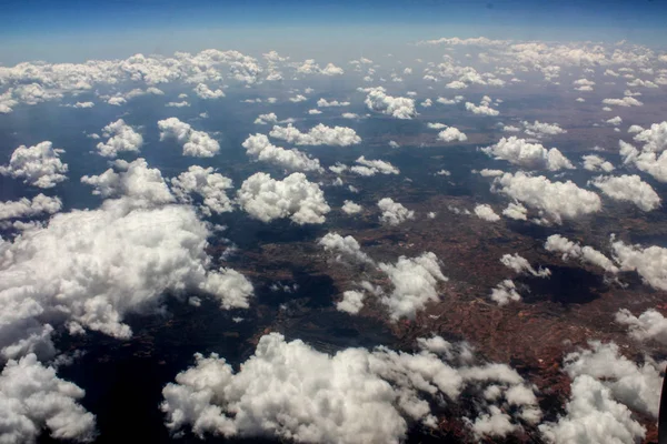 Wolken Uit Een Vliegtuig Venster Het Bruin Land Van Bovenaf — Stockfoto