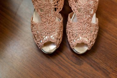 Hippi tarzı topuklu sandalet karanlık bir ahşap zemin üzerinde tepesinden görüntülemek