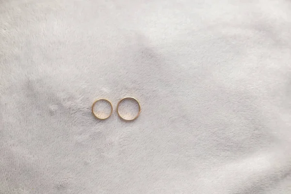 Dos Anillos Boda Dorados Parte Superior Una Tela Gris Suave — Foto de Stock