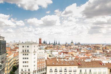 Mavi gökyüzü ve bulutlar ile yaz sabahı itibariyle Madrid manzarası