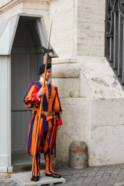 İsviçreli Muhafızlar kapıyı koruyan Vatikan ayakta