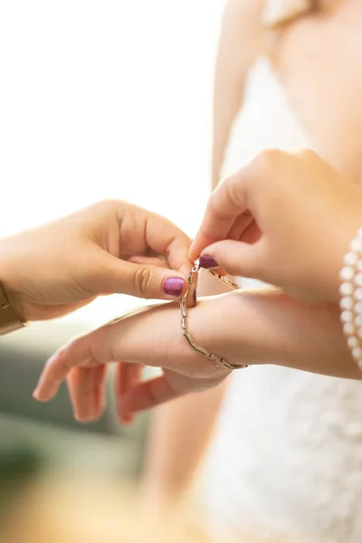 Manos Mujer Ayudando Poner Brazalete Una Novia — Foto de Stock