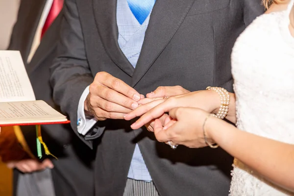新郎在婚礼上把戒指戴在新娘身上 — 图库照片