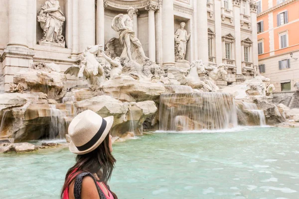 Brunette Girl Straw Hat Looking Trevi Fountain Rome Italy — Stock Photo, Image