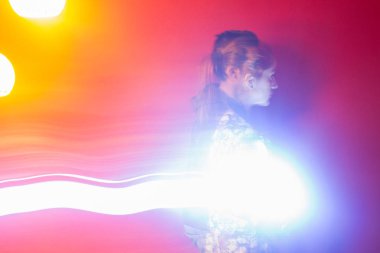 birkaç genç kadın ve erkekler şeffaflık, kırmızı arka plan ile parlak ışıklar