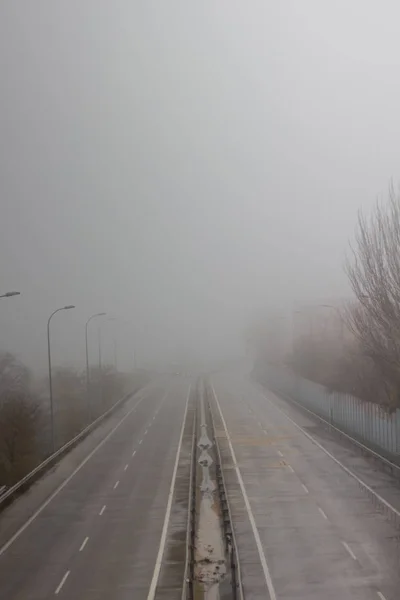 Estrada Velha Dia Nebuloso Com Carro Caminhão Distância Com Luzes — Fotografia de Stock