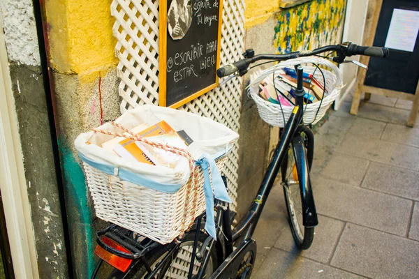 Bicicleta Negra Apoyada Pared Calle Con Dos Cestas Llenas Libros — Foto de Stock