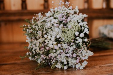 ahşap bir masa üzerinde rustik buket düğün gelin