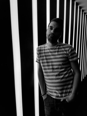 Genç adam bir disko bekliyor