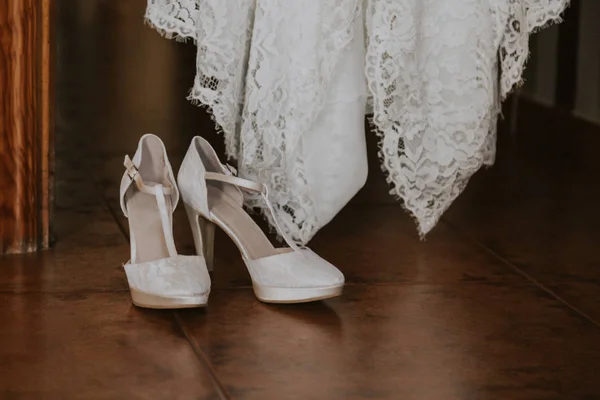 Sapatos Casamento Branco Chão Marrom Além Vestido Noiva Marrom — Fotografia de Stock