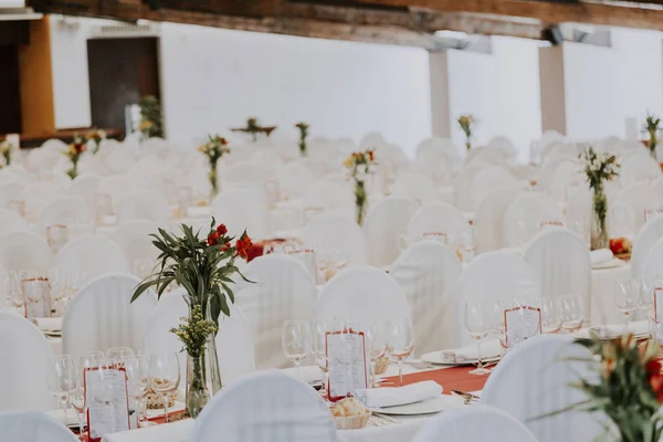 Salón Bodas Vacío Con Sillas Blancas Mantel — Foto de Stock