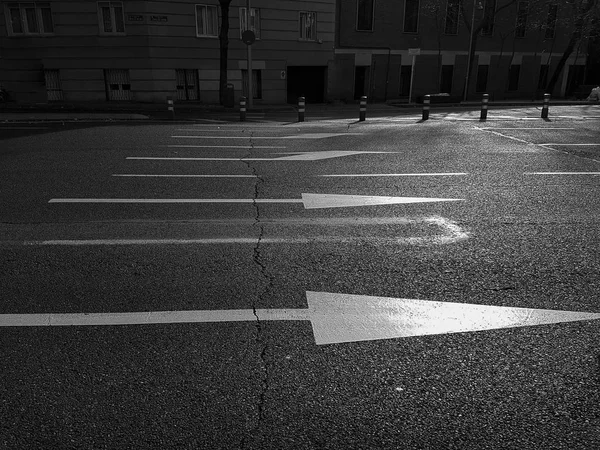 在城市的沥青上绘制的白色大箭头标志 — 图库照片