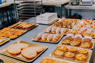 bir gıda fabrikası metal masa üzerinde hazırlanmış pek çok farklı seçenekler