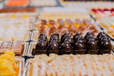 bir gıda fabrikası metal masa üzerinde hazırlanan birçok farklı tatlılar