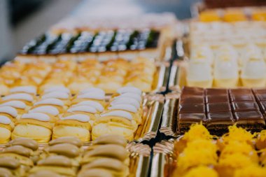 birçok farklı tatlılar yemek hazırlanan bir yemek fabrikası metal masa üzerinde