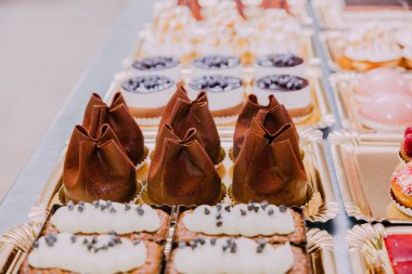 bir gıda fabrikası metal masa üzerinde hazırlanan birçok farklı tatlılar