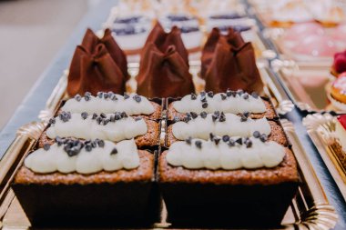 bir gıda fabrikası metal masa üzerinde hazırlanan birçok farklı tatlılar