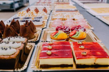 bir gıda fabrikası metal masa üzerinde hazırlanan birçok farklı tatlılar