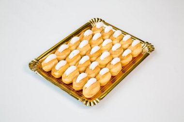 beyaz zemin üzerinde altın bir tepsi kekleri