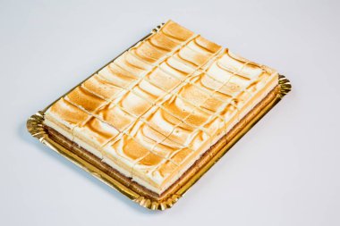 beyaz zemin üzerinde altın bir tepsi kekleri