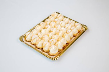 beyaz zemin üzerinde altın bir tepsi kekleri