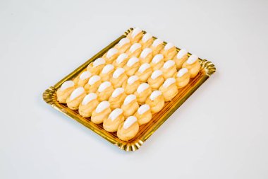 beyaz zemin üzerinde altın bir tepsi kekleri