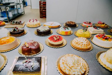 bir gıda fabrikası metal masa üzerinde hazırlanan birçok farklı kek