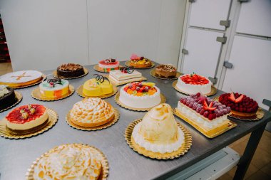 bir gıda fabrikası metal masa üzerinde hazırlanan birçok farklı kek