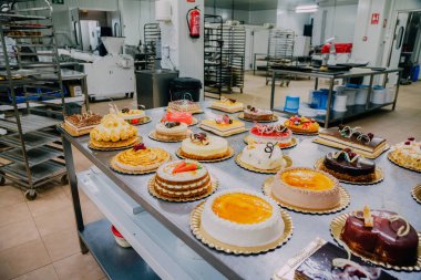 bir gıda fabrikası metal masa üzerinde hazırlanan birçok farklı kek