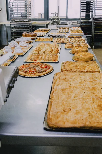 Molti Piatti Diversi Preparati Sul Tavolo Metallo Una Fabbrica Alimentare — Foto Stock