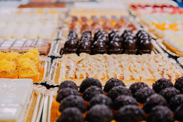 bir gıda fabrikası metal masa üzerinde hazırlanan birçok farklı tatlılar