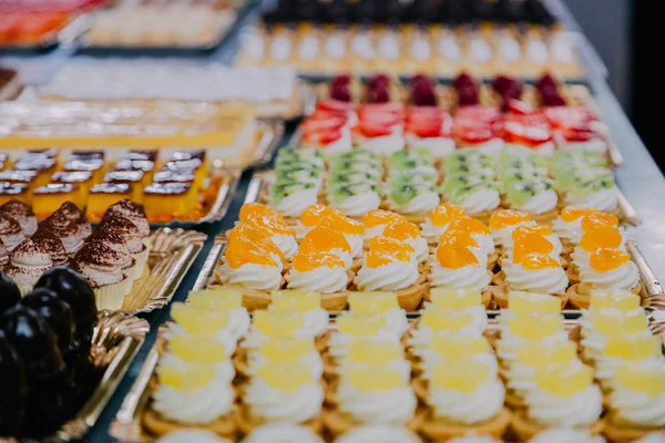 Muchos Dulces Platos Preparados Mesa Metal Una Fábrica Alimentos — Foto de Stock