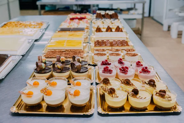 Muchos Dulces Diferentes Preparados Mesa Metal Una Fábrica Alimentos — Foto de Stock