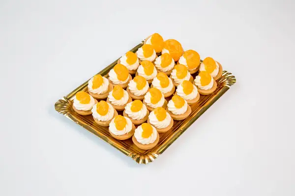 Mandarine Prăjituri Portocalii Într Tavă Aur Fundal Alb — Fotografie, imagine de stoc