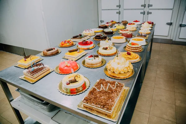 Muchos Pasteles Diferentes Preparados Mesa Metal Una Fábrica Alimentos — Foto de Stock