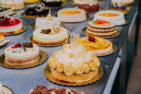 Muchos Pasteles Diferentes Preparados Mesa Metal Una Fábrica Alimentos — Foto de Stock